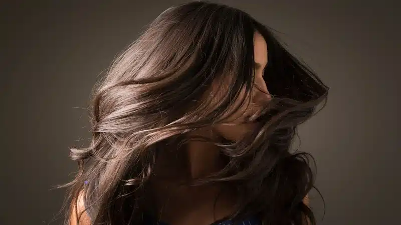 Créer le look parfait les secrets derrière les cheveux ombrés rouges