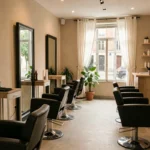 Intérieur d'un salon de coiffure moderne dans le Loiret avec des fauteuils de coiffage et des miroirs élégants